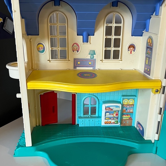 Fisher-Price LIttle People Dollhouse with people and accessories, 1996-97 model - Picture 8 of 15